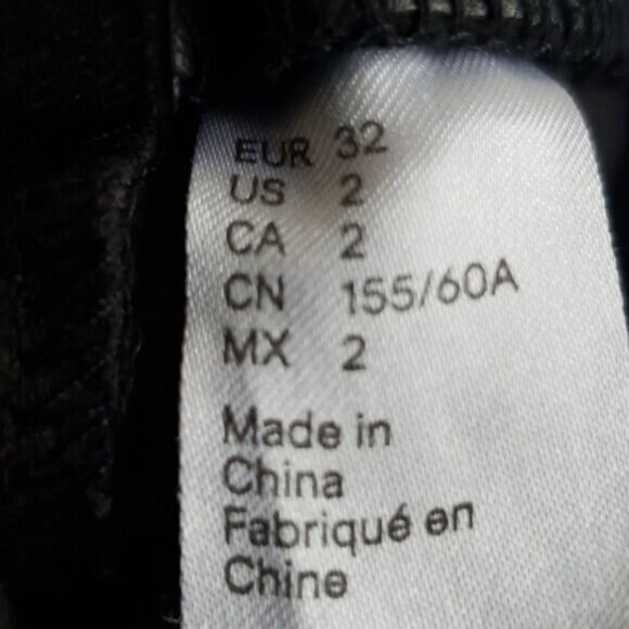 H&m vegan leather mini shorts size 2 black - Picture 4 of 4